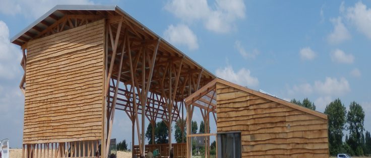 Le projet construit en bois local intègre la possibilité d’un doublement de la surface, en cas de succès de la démarche