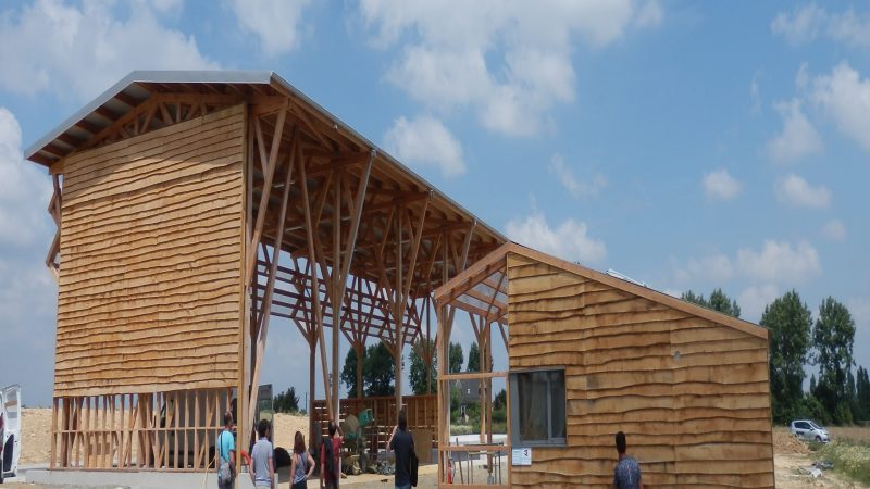 Le projet construit en bois local intègre la possibilité d’un doublement de la surface, en cas de succès de la démarche